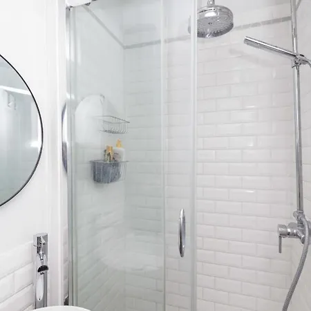 Comfy 31 M For 2 Well Decorated With Balcony דירה *